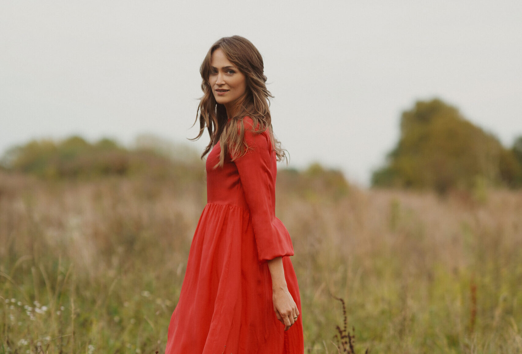 Frau in Bewegung am Meer – Symbol für weibliche Freiheit in bewussten Beziehungen