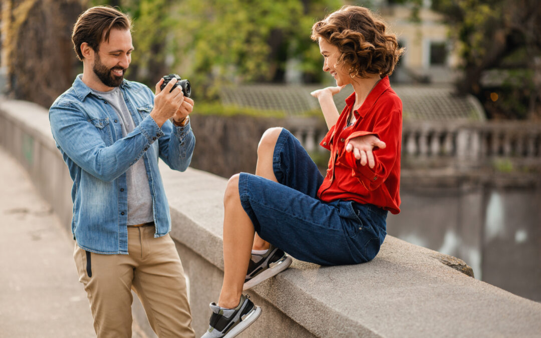 Paar im Gespräch und Lachen – Symbol für Nähe, Lebendigkeit und erfüllte Partnerschaft.