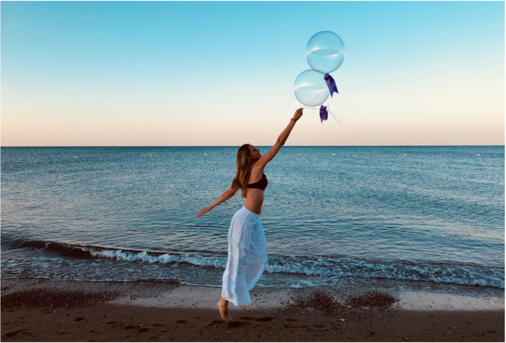 Frau in Bewegung am Meer – Symbol für weibliche Freiheit in bewussten Beziehungen