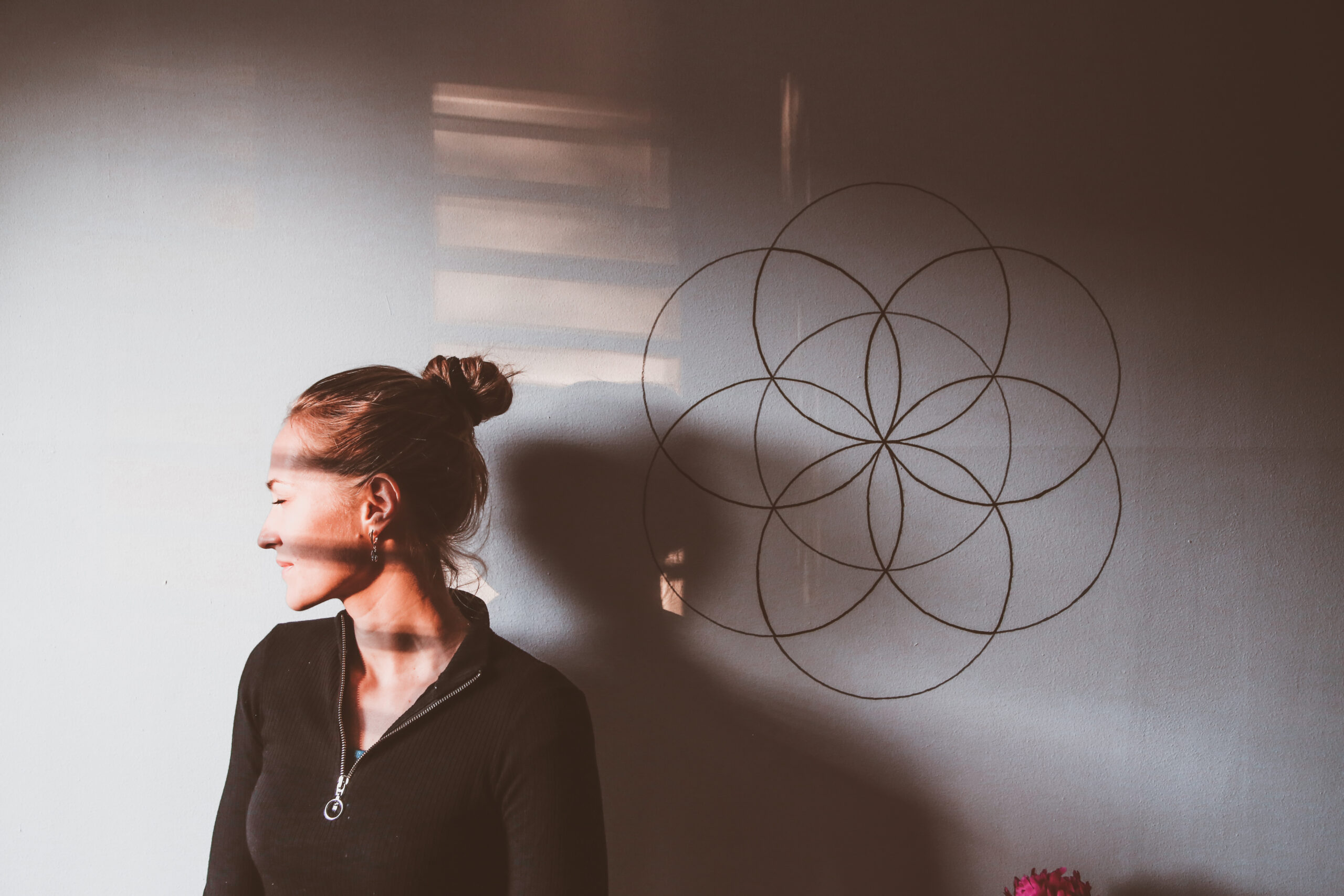 Olga Ragettli im Licht – Mentorin für bewusste Beziehungen mit Zugang zu innerem Wissen