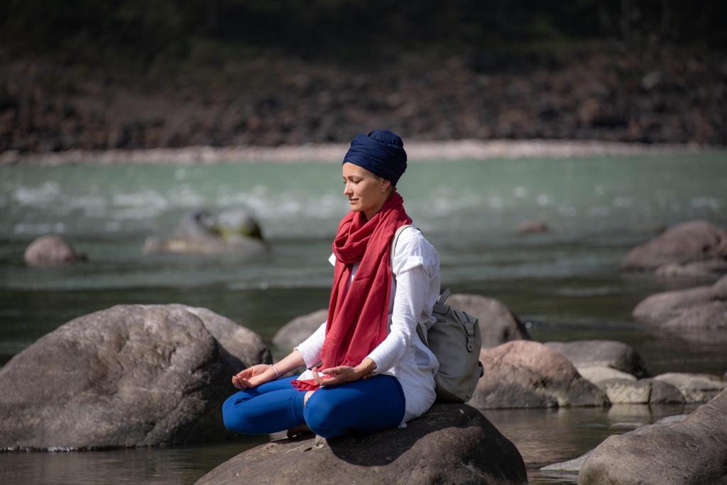 Olga in der Natur – als Mentorin für bewusste Beziehungen steht sie für Klarheit aus der Stille