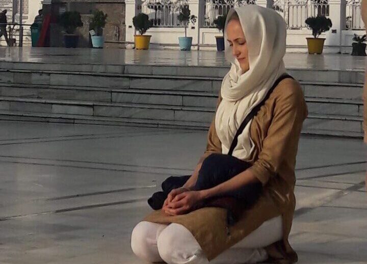 Olga in der Natur – als Mentorin für bewusste Beziehungen steht sie für Klarheit aus der Stille