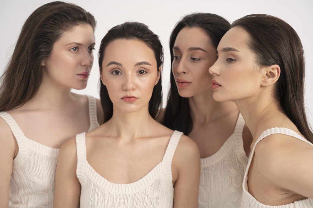 Vier Frauen mit ähnlichem Aussehen – Symbol für Anpassung, Masken und die Suche nach der eigenen Essenz.